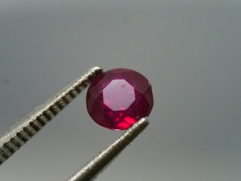 Rubin | 0,76ct | 5,06 x 4,99 x 3,44mm | Okrągły